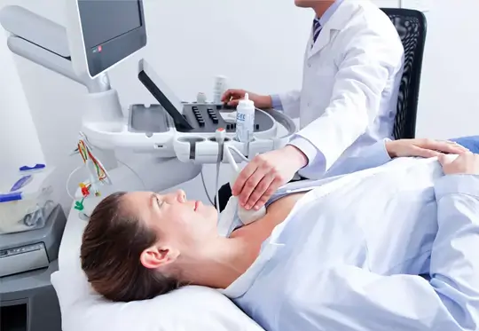 Profesional realizando un estudio cardiovascular