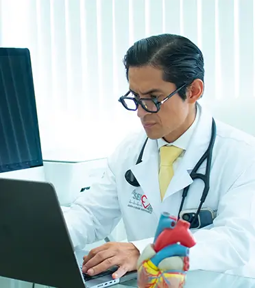 Dr. Sergio Olmos en consulta